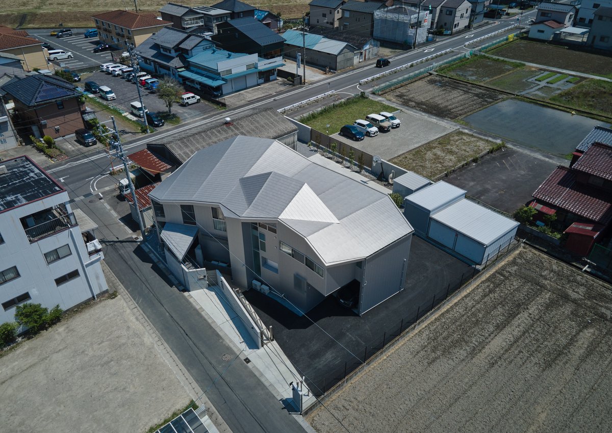 001alpha's tweet photo. Tumbling Roof House が竣工し、新建築住宅特集９月号に掲載されました。うねる屋根のいえです。 https://t.co/xRGA348XFA