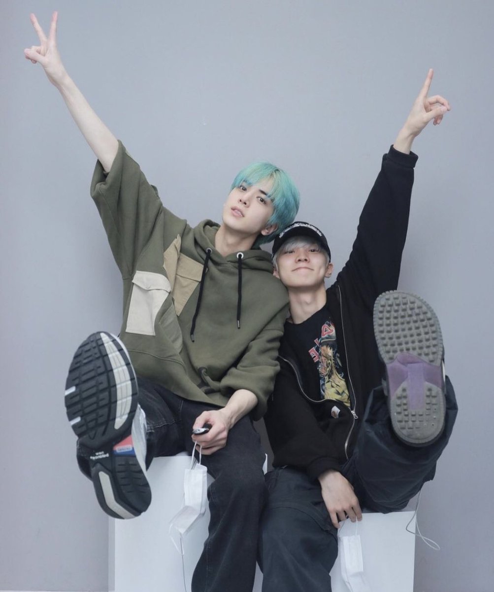 younaghoon's tweet photo. another present was coming! been a while since the sight of everyone's favorite duo, bbangkyu. make a promise in the poses and the results show our chemistry. 📸 https://t.co/Bc7Hjsed1l