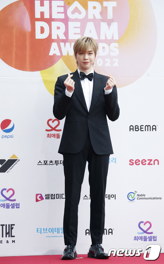 News1Kr's tweet photo. 강다니엘, 로맨틱한 브이 #뉴스1

https://t.co/vk8IWCCkOi

#뉴스1 #강다니엘 #KANGDANIEL https://t.co/jvzZMxfT8E