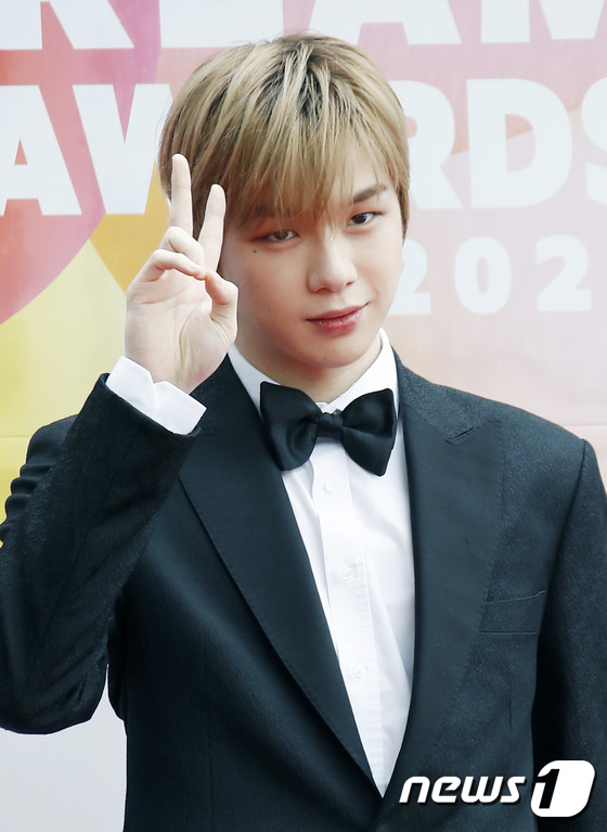 News1Kr's tweet photo. 강다니엘, 로맨틱한 브이 #뉴스1

https://t.co/vk8IWCCkOi

#뉴스1 #강다니엘 #KANGDANIEL https://t.co/jvzZMxfT8E