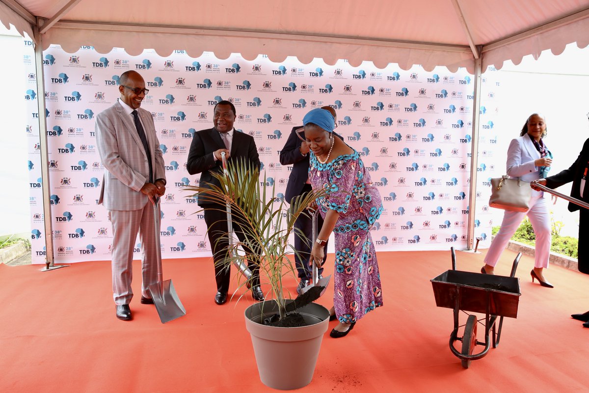COMESA_HQ's tweet photo. #COMESA @ChilesheKCOMESA participated at the inauguration of the #TDBGroup, Mauritius Principal Office on 24 August. #Mauritius Finance Minister Hon. Renganaden Padayachy unveiled the office plaque. https://t.co/uMyCMfjzMT