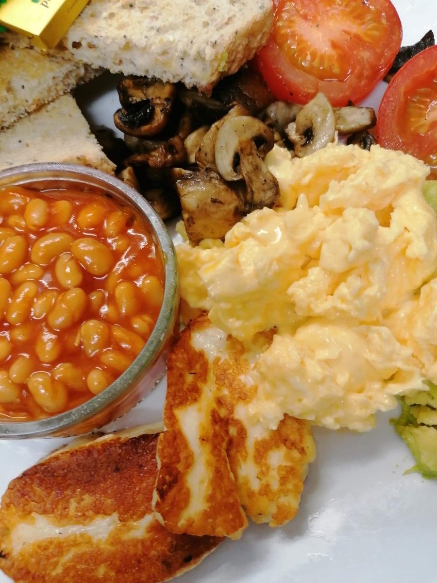 Day exploring the fells, our breakfast menu is a perfect start to the day. Our #vegetarian breakfast comes with halloumi, avocado, mushroom, baked beams, tomato, white or brown bread and your choice of egg #vegan and #glutenfree available