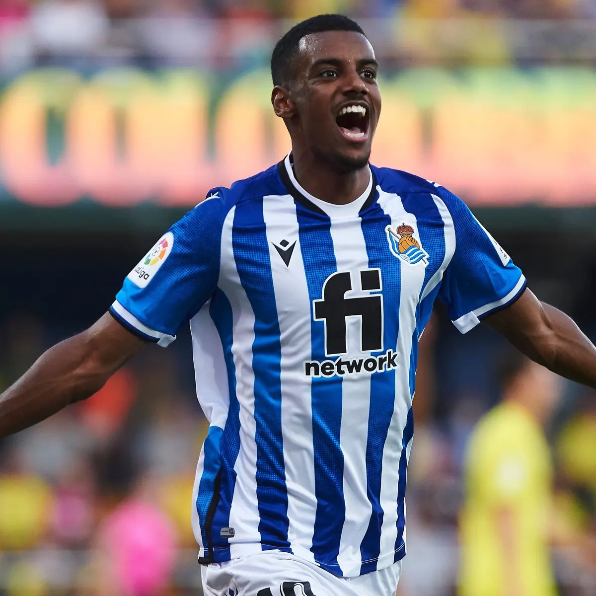 NUFCPlug's tweet photo. Alexander Isak is on his way to Newcastle to complete his medical. ✈️ ⏳#NUFC #NewcastleUnited #PremierLeague #TransferTalk https://t.co/Gj54AcgZcA