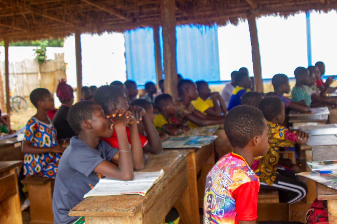 Fondation_MA's tweet photo. Revivez en images cette magnifique journée à Hangoumé. 
Une expérience inoubliable !
Un enfant, un avenir.

Merci à notre vaillante équipe, 
Merci Hangoumé pour l’accueil. 
#vacancescreatives #fondationmableagbodan #metiersdart #togo #afrique https://t.co/U6rSjteiET