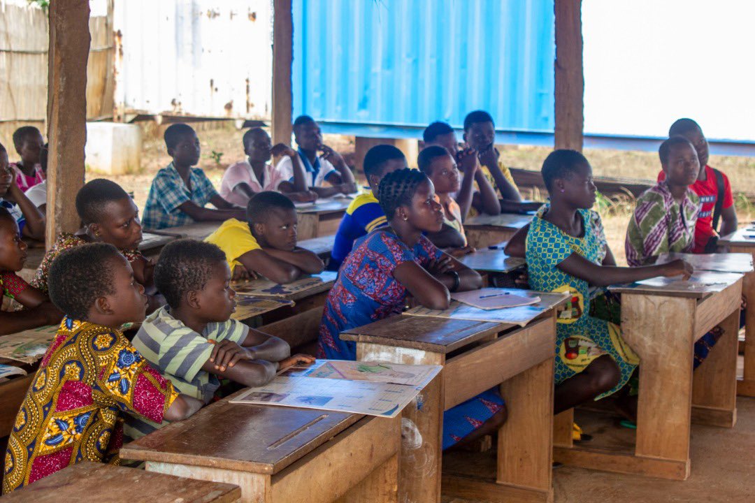 Fondation_MA's tweet photo. Revivez en images cette magnifique journée à Hangoumé. 
Une expérience inoubliable !
Un enfant, un avenir.

Merci à notre vaillante équipe, 
Merci Hangoumé pour l’accueil. 
#vacancescreatives #fondationmableagbodan #metiersdart #togo #afrique https://t.co/U6rSjteiET
