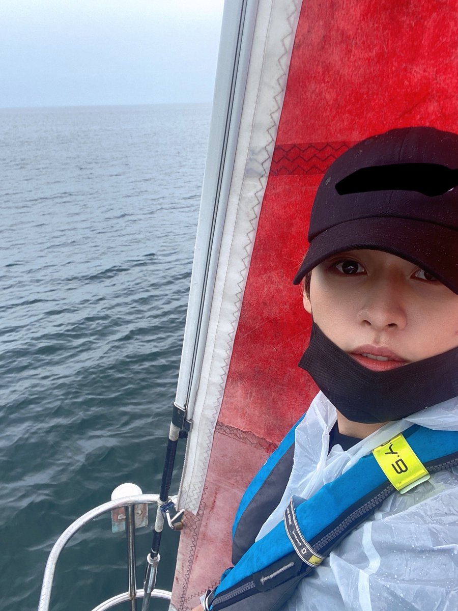From_LeeKnow's tweet image. [220825] 5:21 PM KST 💭🐰 

📷

📷

Kkkkkkkkkkkkkk 

It’s rained, so i didn’t go into the water