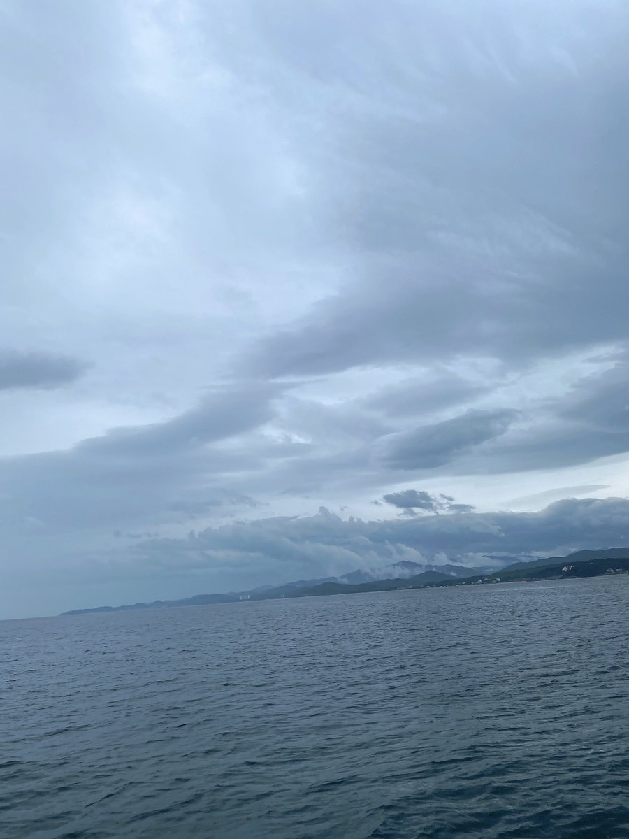 From_LeeKnow's tweet image. [220825] 5:21 PM KST 💭🐰 

📷

📷

Kkkkkkkkkkkkkk 

It’s rained, so i didn’t go into the water