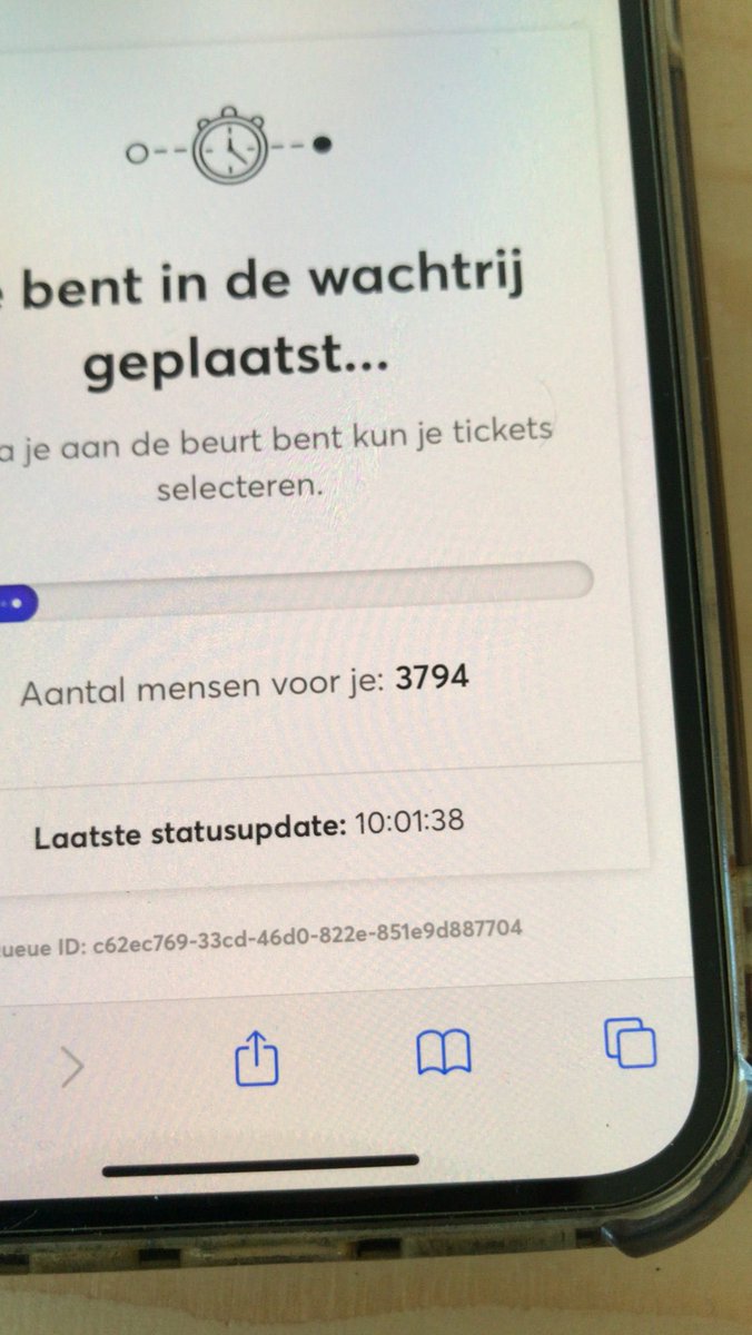 Hsslt's tweet photo. @_jesuisNina Was nr 4400 in de rij om 10:00. En zelfs daarmee niet gelukt om staanplaatsen te krijgen voor de zondag. Hoop dat jij meer succes had.. https://t.co/JpNE5t2hl6