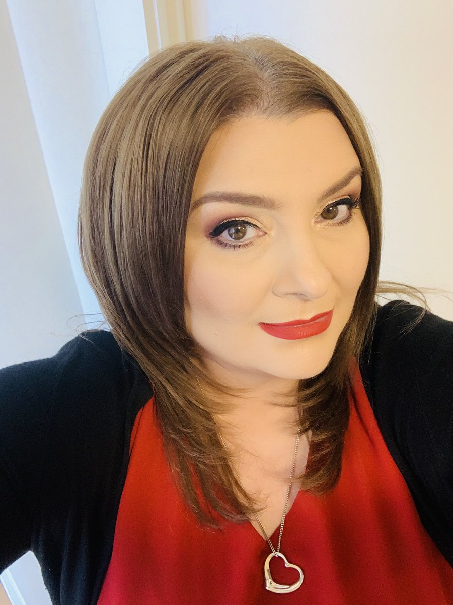 ves_gp_mua's tweet photo. #makeupoftheday #makeuplooks #makeupmess 
On Thursday we wear Red💄💋 Hope everyone is having a great day as we cruise into the weekend #pinuplook 
All the deets are in my IG post
❤️❤️❤️
https://t.co/4bLrZADTgY https://t.co/Faozn7WWEr