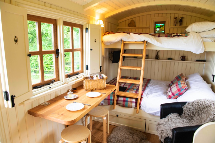 TheHolidayCots's tweet photo. Whilst staying at Morndyke self-catering holiday cottage and shepherd's huts you will have access to a magical parrot sanctuary and fishing lake.
🛌Sleeps 1-3
https://t.co/QjYUY84zfY 
#BusbyStoop #Thirsk #NorthYorkshire #HolidayCottage #ShepherdsHuts #Glamping @morndykefarm https://t.co/Jc6rGqDzkT
