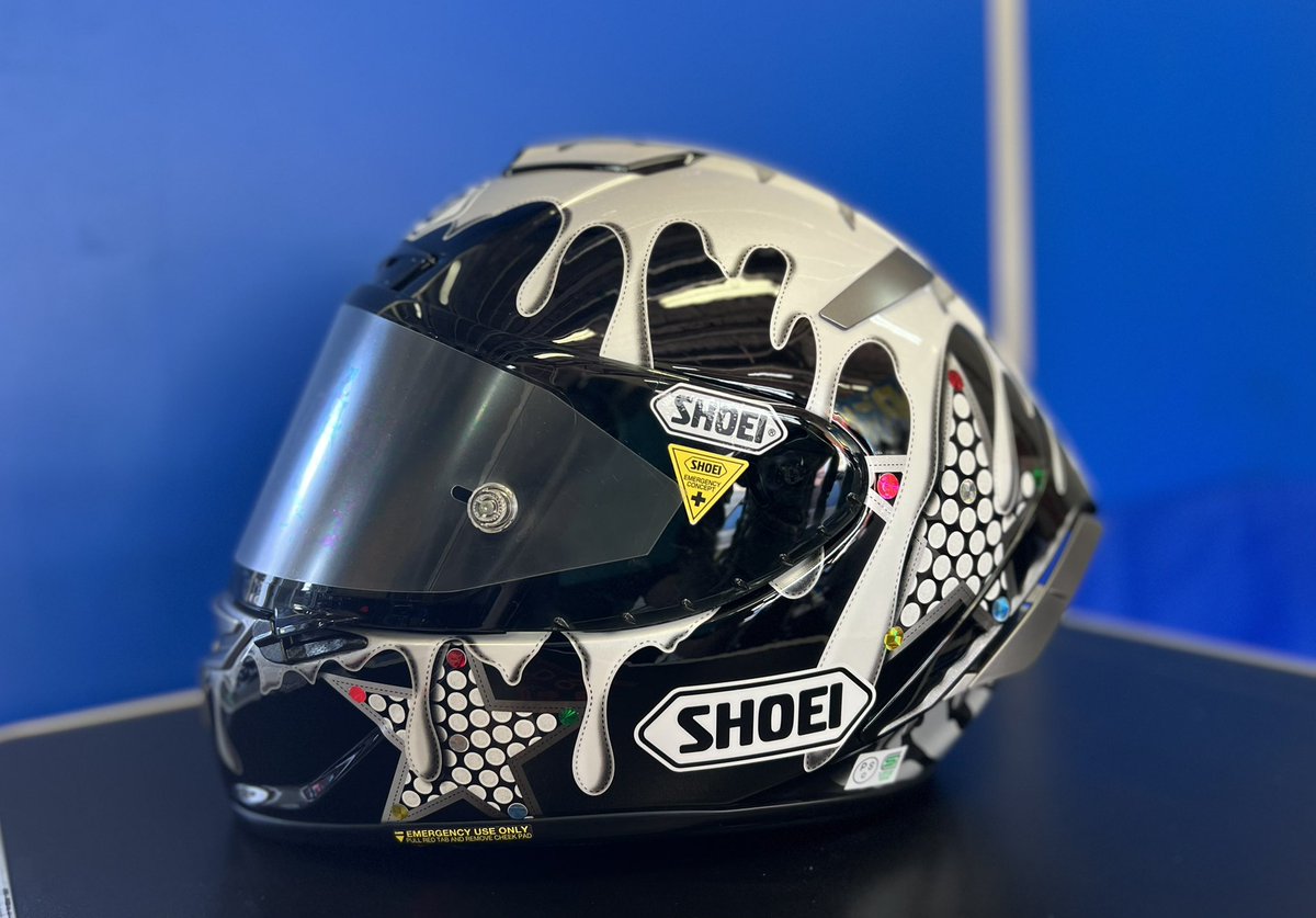 SyunyaM91's tweet photo. 今回のオートポリスから���帰します！

M-DESIGNにペイントして頂いたヘルメット、オートレースの森選手レプリカで走ります。

応援宜しくお願いします！
#SHOEI
#M_DESIGN
#森且行レプリカ
#オートポリス
#J_GP3 https://t.co/P8M6aNSedM