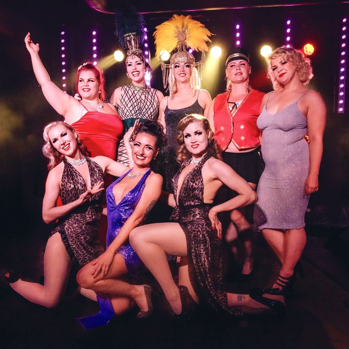 Curtain call -yhteiskuva viime tapahtuman upeista artisteista. 🤩 Tervetuloa nauttimaan burleskitaiteesta<a href="/tag/burleski"class="tags"><span>#burleski</span></a>