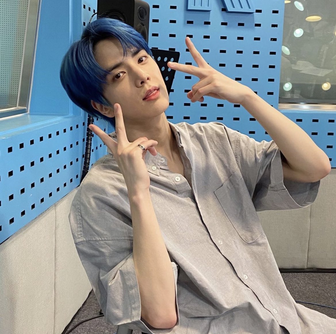 younaghoon's tweet photo. turn on your signal as i'm radiating the love for the b! by 10.77 power fm on choi hwajung's power time schedule, receive the best moment with us while about to on air. https://t.co/zmzgA7iPCW