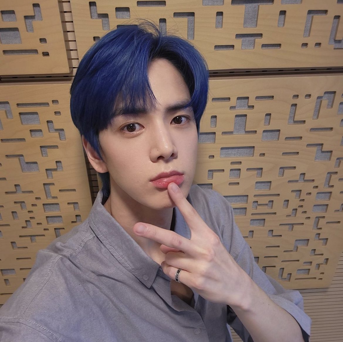 younaghoon's tweet photo. there i give the piled-up gift in the form of selca after my schedule is done! how do you like the radio so far, the b? anyway, thank you for having us on the show. https://t.co/hnwhnY8Rzx
