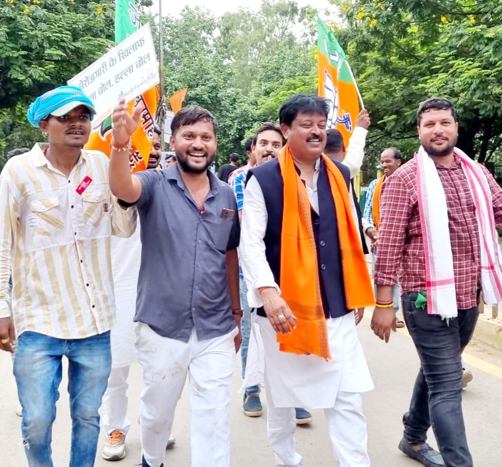 सोनिया जिसकी अम्मी है।
वो सरकार निक्कमी है।। <a href="/BJP4CGState/">BJP Chhattisgarh</a> <a href="/BJYMCGState/">BJYM Chhattisgarh</a> <a href="/AjayJamwalBJP/">Ajay Jamwal</a> <a href="/ArunSao3/">Arun Sao</a>