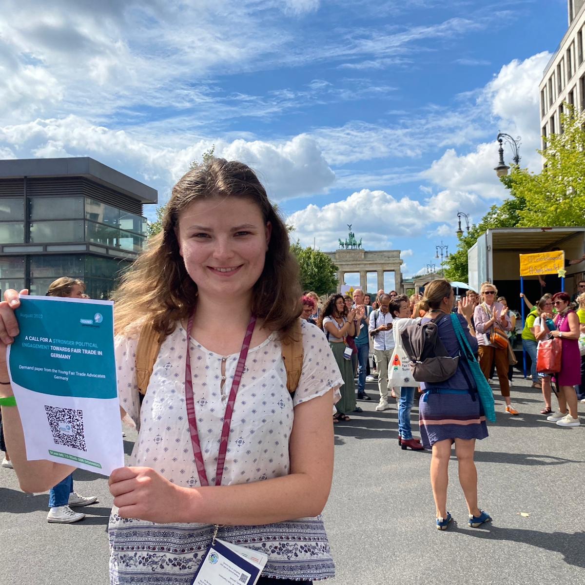 🛒Ever went shopping in front of the Brandenburgertor? 

On Tuesday, we (German YFTAs) did and participated to #ForumFairerHandel's political action on the Corporate Sustainability Due Diligence Directive (CSDDD).