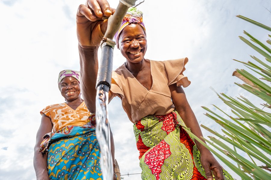 Enabel_Belgium's tweet photo. #WorldWaterWeek Focus on one of our flagship projects in the Gaza province of #Mozambique 🇲🇿, where access to drinking #water is scarce.

To overcome this, we set up water supply systems coupled with desalination units that are powered by solar panels 👉 https://t.co/iZG40KGLk8 https://t.co/fXpRL7iSfZ