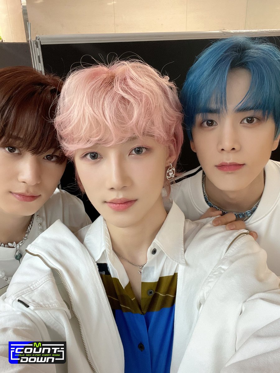 younaghoon's tweet photo. just looking at the photo of us three, your dopamine, jjang-boyz. i can't sleep even with the exhilarating voice, but instead of falling asleep, i wake up all night. guess my caffeine addiction is much more severe than i thought, or maybe it's the b addiction? https://t.co/L1Qh0G9Zb1