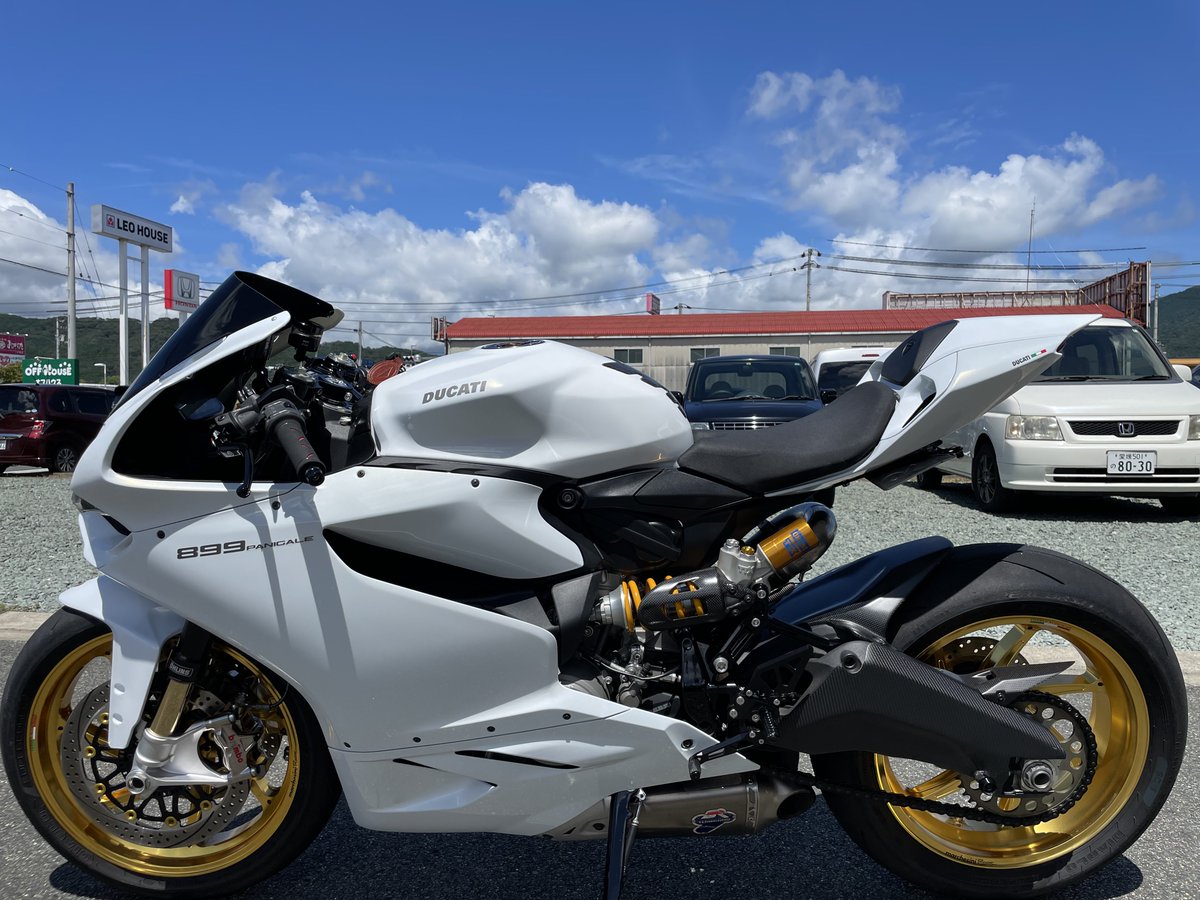 2ヶ月ぶりにパニ帰ってきた！
レクサスFスポーツ専用カラーのホワイトにゴールドパール入れてみた！
ついでにヘッドライドもデイライト加工してもらってピボットプレート、リンクロット、スタンドも黒塗りにした！
写真じゃ伝わらないこのぬめぬめ感
<a href="/takemaru_art/">タケマルアート</a> さんありがとうございました☺️