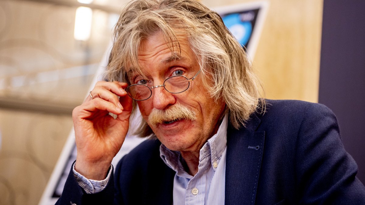 Poepdrinker's tweet photo. @HotspurRelated Fabrizio Romano has posters of Johan Derksen above his bed🥶 https://t.co/IIjFmG9y8O