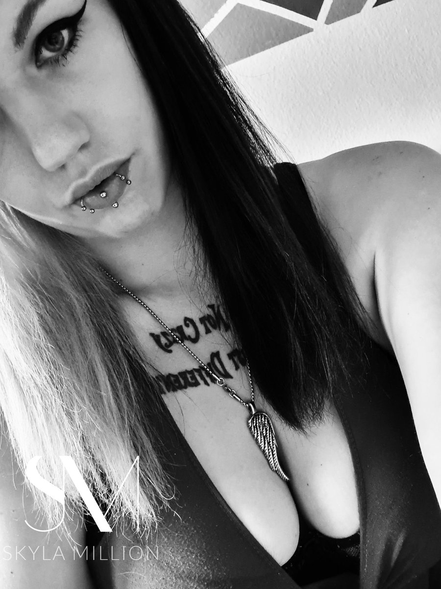 Skyla_Million's tweet photo. Während ich gleich meinen Tag genieße, wirst du darum betteln zahlen zu dürfen 😂😈 https://t.co/UxqWzEdTky