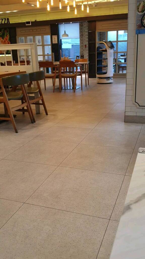 oegukin's tweet image. ¡Vídeo! → En los restaurantes coreanos se están volviendo muy comunes estos robogatos que llevan la comida a las mesas. También hay una aburrida versión no gatuna. #Corea #robogato #robowaiter #RaraCost #로봇 #고양이로봇 #라라코스트 #miau #냥
video-lga3-2.cdninstagram.com/v/t50.33967-16…