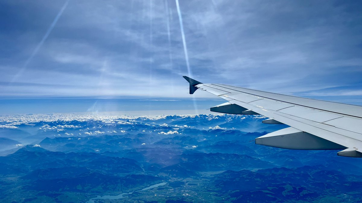 RyanVoutilainen's tweet photo. My first time seeing the #SwissAlps as seen from 33000ft near #Lausanne #Switzerland, like in #BC, there’s also a lot of smoke.
#ShareYourWeather #TweetsFrom33000ft #EuroTweets #EuropeanVacation #Europe2022 #Swiss #Alps #LH1126 #Suisse #Schweizerische #svizra https://t.co/3ZGINPw6LN
