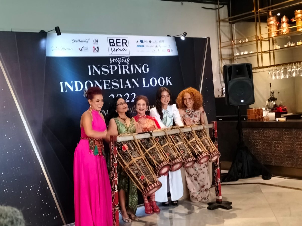 bayufitri's tweet photo. Tweeps hari ini ada acara Inspiring Indonesian Look 2022 dari "Berlima" sebuah wadah yg diprakarsai 5 orang wanita hebat dimana ada 3 orang desainer dengan karya hebatnya Untuk Twitter #iwitacreative #berlima #womenempowerment @IWITA_Jkt https://t.co/JtFeFP1ENG