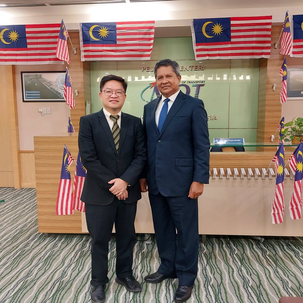 Unexpected meet up between MIROS Chairman Prof. Dr. <a href="/Wongsv/">Wong, Shaw Voon</a> and MAVCOM’s Executive Chairman <a href="/DSHJSK/">dshjsk</a>, a road safety champion at heart. Looking forward to explore future endeavours together.