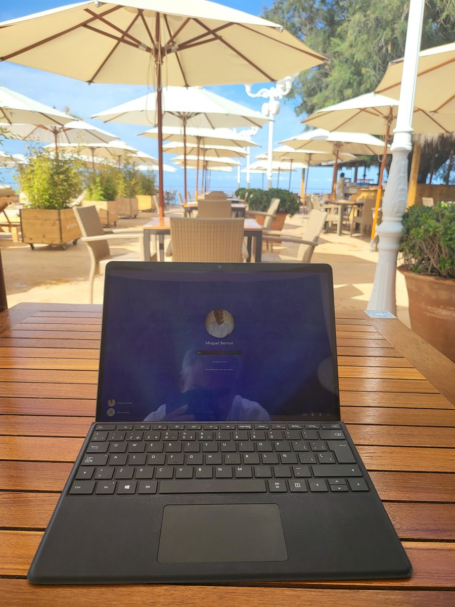 Miquel_bernat's tweet photo. Avui toca #clientworking la lletra de la cançó "enveja mos tenen els qui no són d'aquí, se'n moren per poder venir" té més sentit q mai https://t.co/B2Lok7bu3H