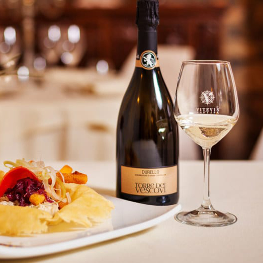 ewgawine's tweet photo. Durello - Forgotten Italian Sparkler

This vibrant fizz is produced throughout the province of Verona and Vicenza. Our Torre Dei Vescovi Durello is crisp, lively and has aromas reminiscent of the sea, papaya and plum.
 
You must give it a try!

#SparklingWine #Durello #Italy https://t.co/LDnuxv1817