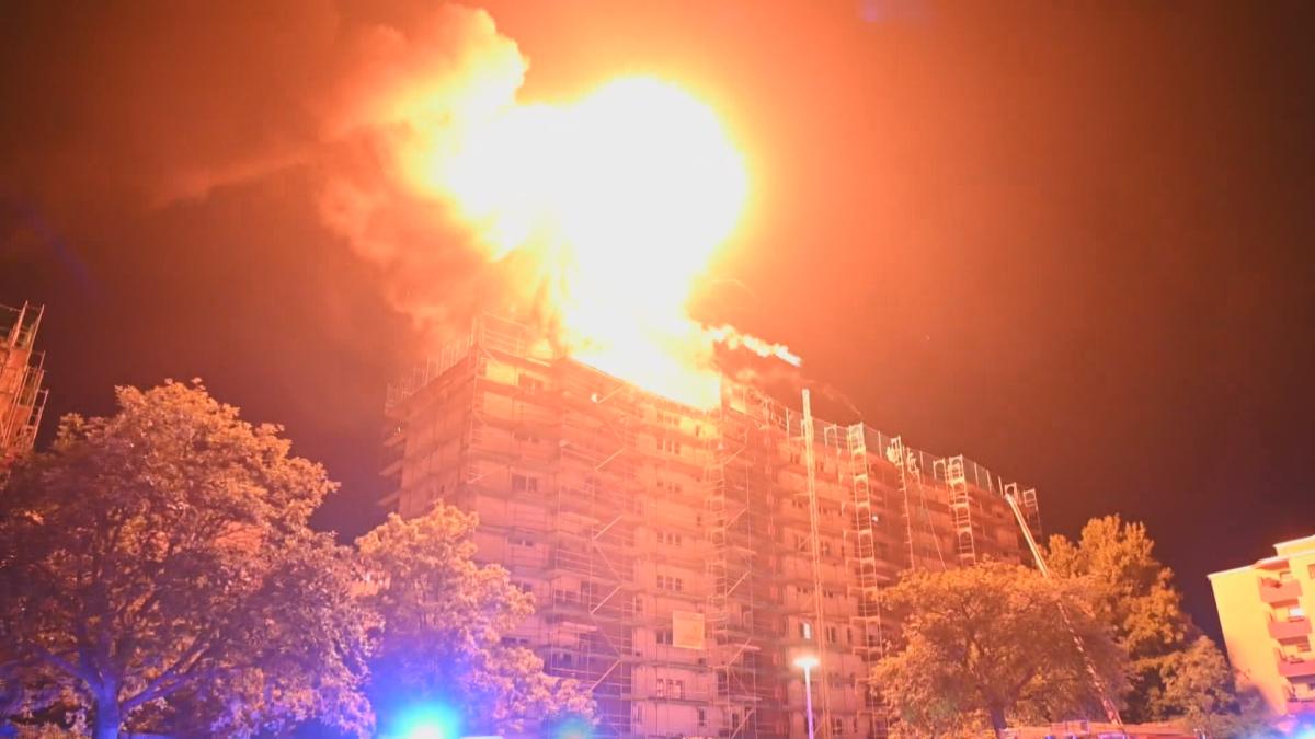 welt's tweet photo. Explosion und riesiger Feuerball mitten in Berlin https://t.co/o0Tk9JMCaf https://t.co/BrOal6RH8G