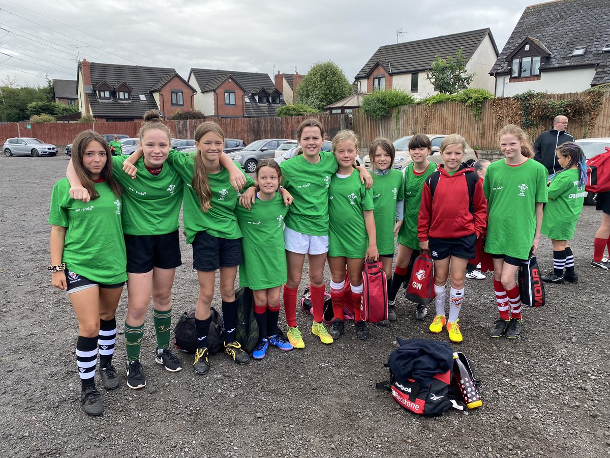 Plenty of Arrows players ready for the WRU #girlsrugby camp this morning. <a href="/WelshRugbyUnion/">Welsh Rugby Union 🏴󠁧󠁢󠁷󠁬󠁳󠁿</a> <a href="/WRU_Community/">WRU Community - Wrth galon y genedl</a> @DragonsHUBs <a href="/RugbyArrows/">Arrows Rugby</a> #arrowsfamily