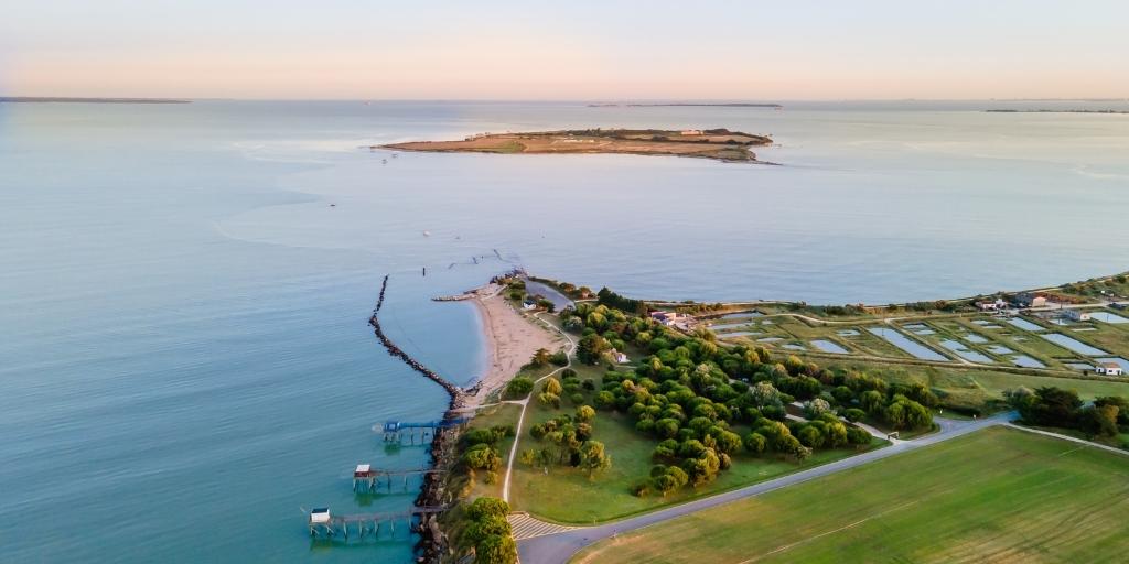 RochefortOcean's tweet photo. 📣Pour ce #JeudiPhoto, focus sur la presqu'île de #PortdesBarques et l'#ilemadame ! 🏝️
Merci à Laurent Pétillon pour cette photo #drone 👏 Apaisant non ? 😍 https://t.co/N50oztAONZ