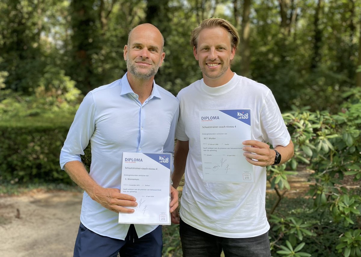 schaatsennl's tweet photo. Wennemars en Mulder zijn ST4-trainersdiploma rijker. Met het duo wordt dieper ingegaan op vragen als: wat was hun motivatie om dit diploma te halen, zien we hen terug op de kruising bij het NK of ligt er zelfs een rol als bondscoach in het verschiet?
>> https://t.co/gMwU1NA9F1 https://t.co/aMBA5GXf2S