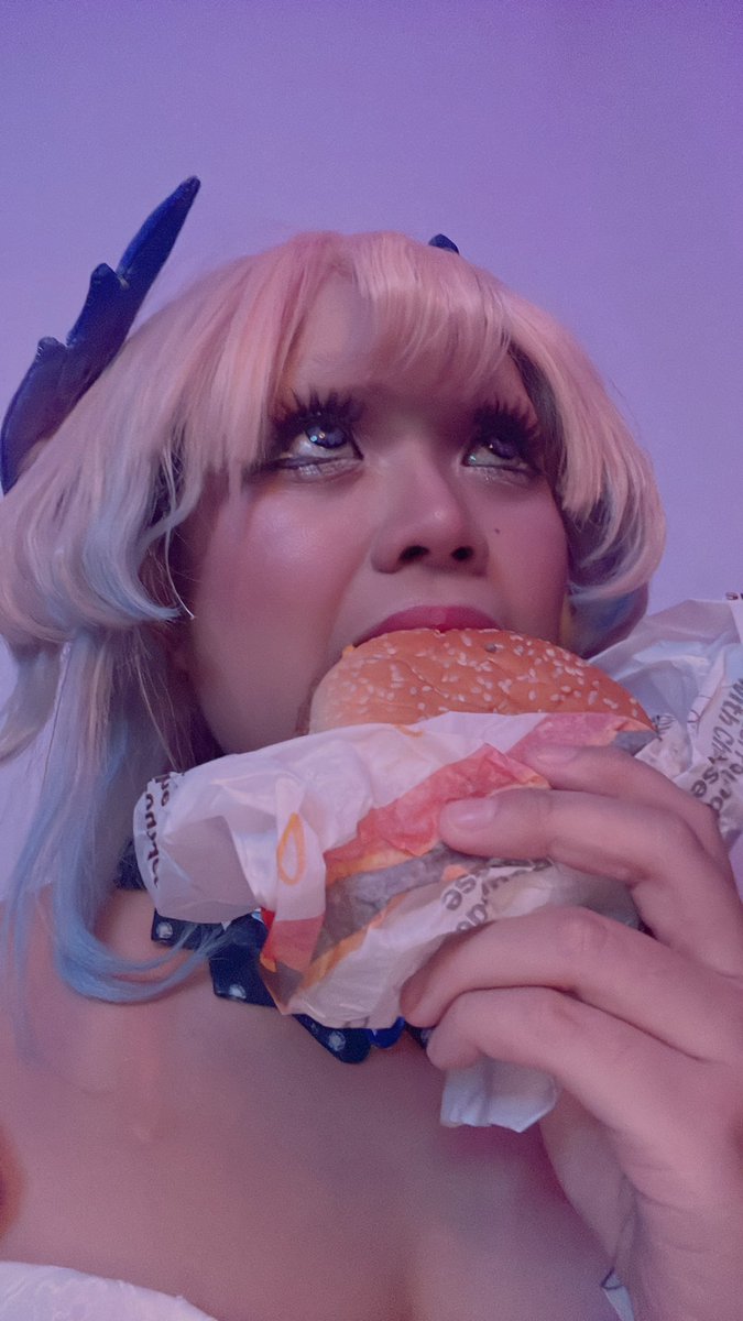 kaefortin's tweet photo. Hello there. I thought I looked adorable here so have some Kokomi eating a burgir 

#sangonomiyakokomi #GenshinImpact #burger https://t.co/B8v1LPUwcL