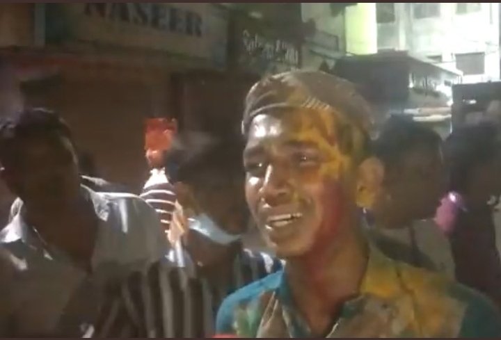 iamharunkhan's tweet photo. Safeguard the Muslims of Hyderabad. It’s heart wrenching to see our brothers bleed,strengthen our brothers who are protesting against the #HateSpeech
#Hyderabad #OurProphetOurHonour https://t.co/33dCspHNOy