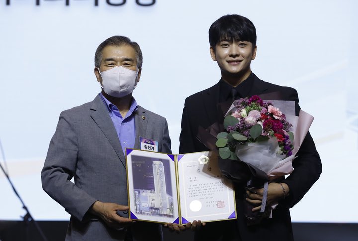 moonday26's tweet photo. Actor Kang Tae-oh, who played an active role in the drama 'Strange Lawyer Woo Young-woo', received the Seoul City Council President's Award at the Newsis Hallyu Expo.

#KangTaeOh https://t.co/rsdVogeoIH