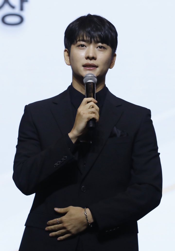 moonday26's tweet photo. Actor Kang Tae-oh, who played an active role in the drama 'Strange Lawyer Woo Young-woo', received the Seoul City Council President's Award at the Newsis Hallyu Expo.

#KangTaeOh https://t.co/rsdVogeoIH