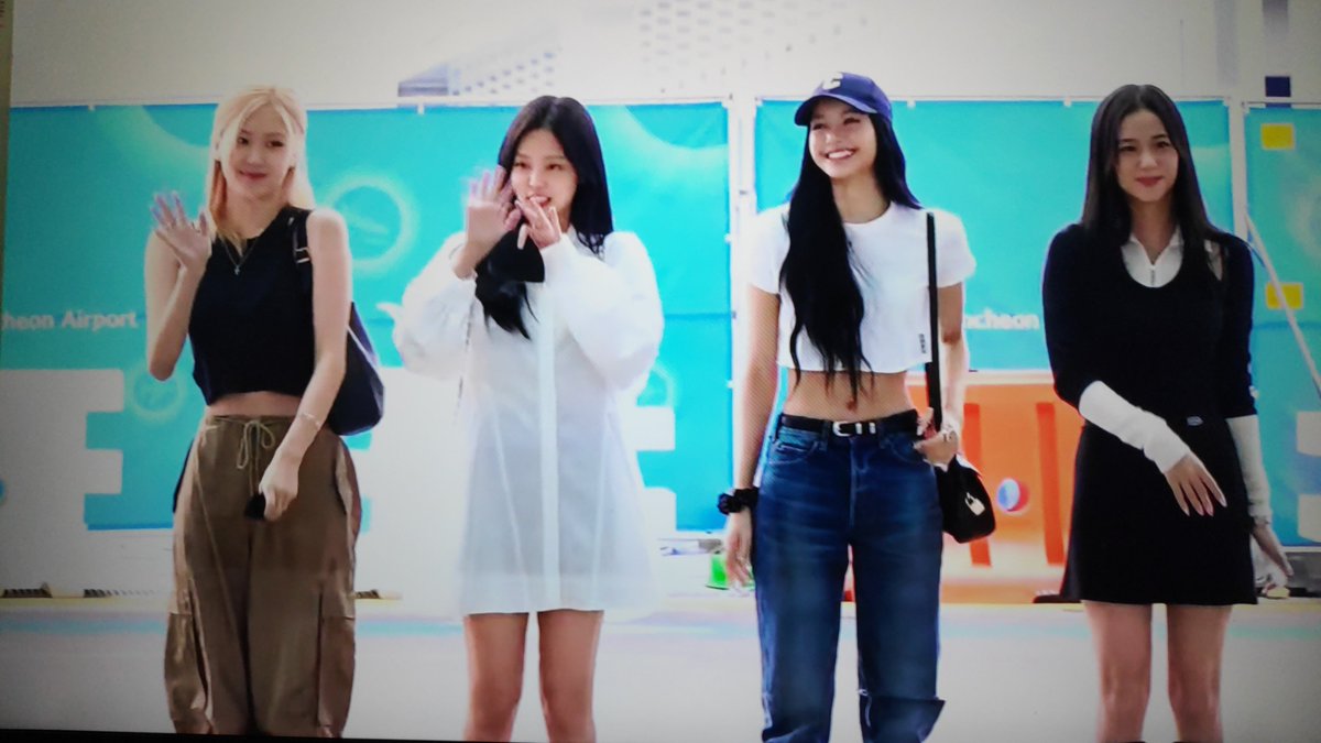 sunnysunlisa's tweet photo. OMGF SO PRETTY @BLACKPINK https://t.co/iudC0QS9N2