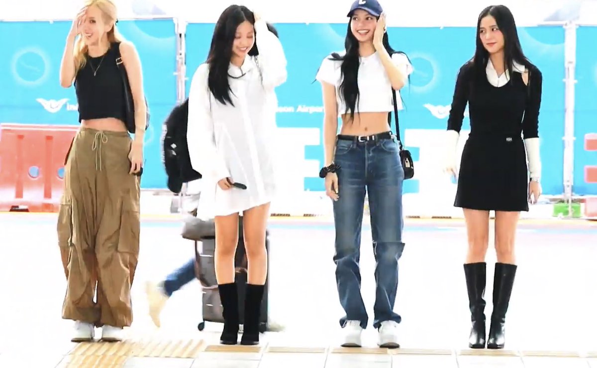 blackpinkbabo's tweet photo. BLACKPINK going to the VMAs ❤️‍🔥 https://t.co/9IUkYoHVoO