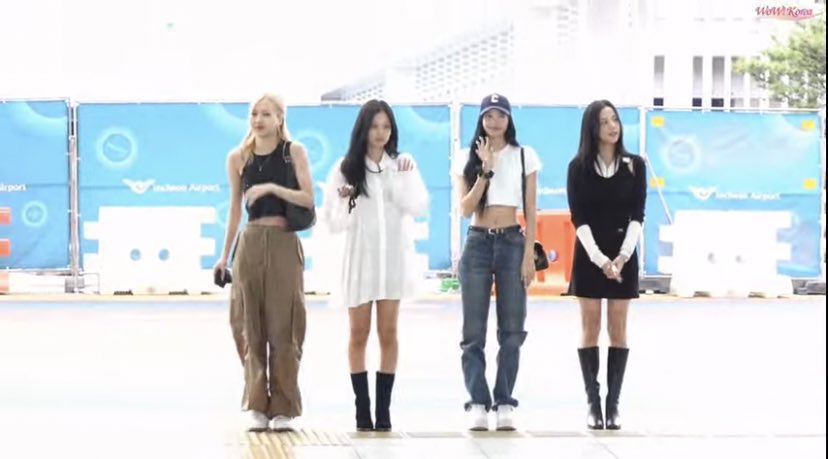 Blackpink88xo's tweet photo. BLACKPINK ✈️🇺🇸 https://t.co/O0H7bdUeR1