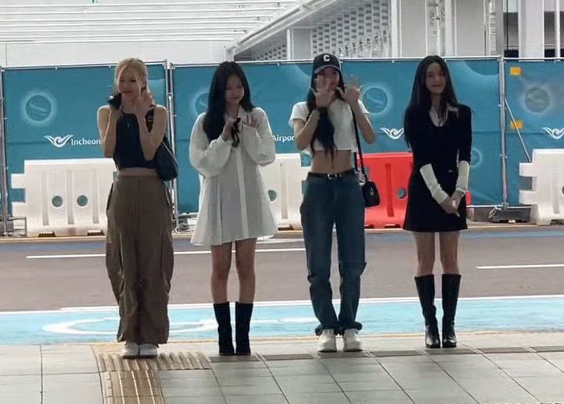 Blackpink88xo's tweet photo. BLACKPINK ✈️🇺🇸 https://t.co/O0H7bdUeR1