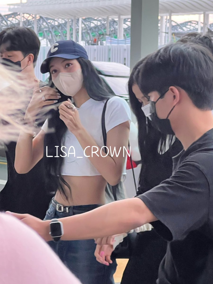 jingyeongheun's tweet photo. 220825 ICN 

#LISA #LALISA https://t.co/hqB7wGS3YH
