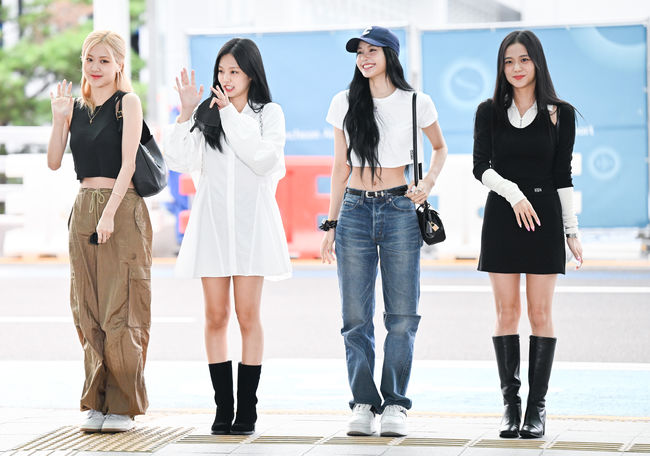 DCblackpink's tweet photo. [220825] 블랙핑크 ICN 출국 기사

🔗 https://t.co/tEiltuWycT

BLACKPINK SAFE SKIES TO VMAS
#BLACKPINKatVMAs 
#PINKVENOM
@BLACKPINK https://t.co/FGGePqnXdL
