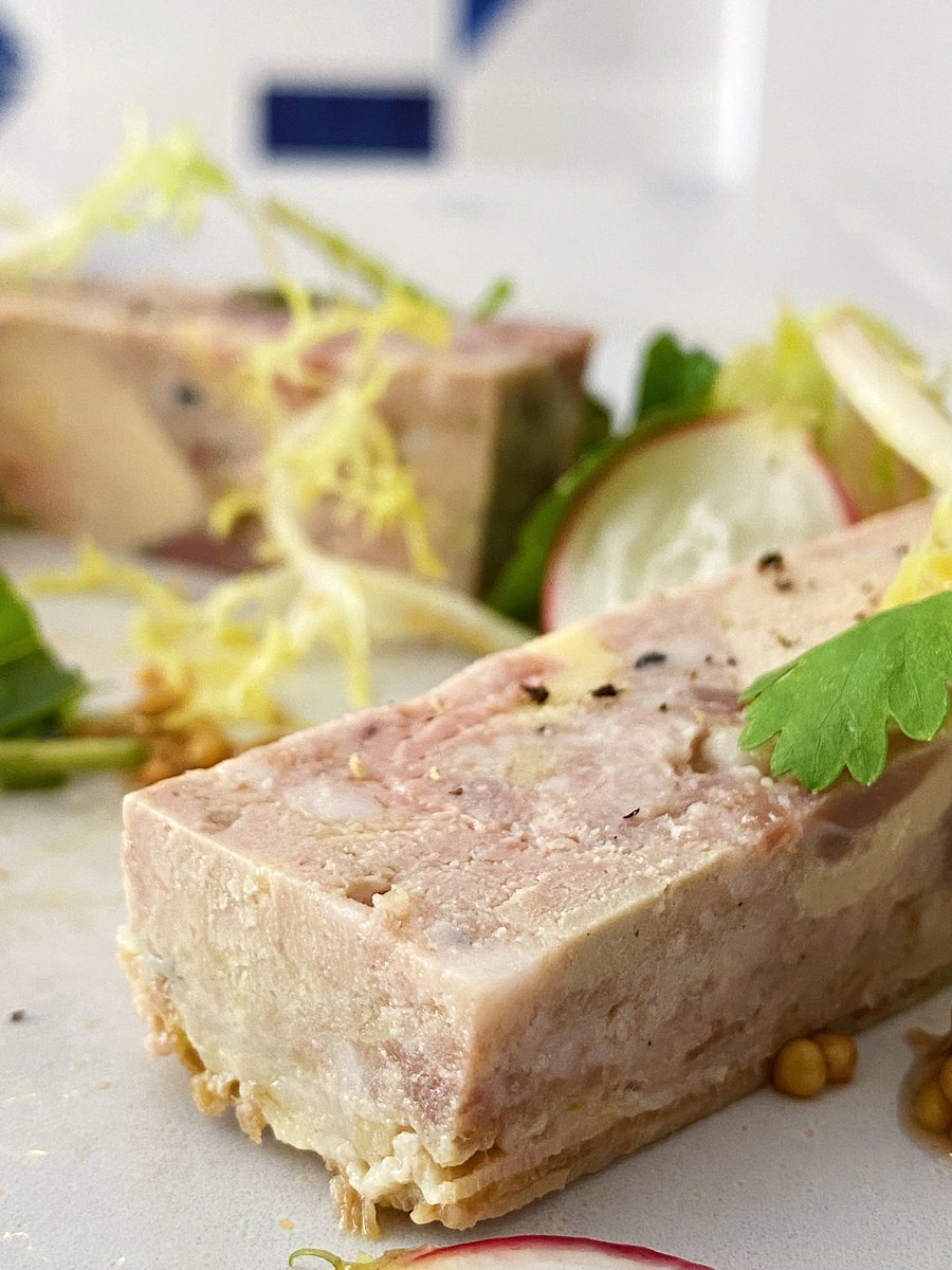 almargebdn's tweet photo. Proteïna hivernal en format estiuenc: Terrina d'ànec salvatge amb foie i mantega de tòfona.
#almarge #foie #anecsalvatge #terrina #tofona #vinsicuinaamable #badalona #badacentre #badalonarestaurant #restaurant https://t.co/N0pRzgtzSC