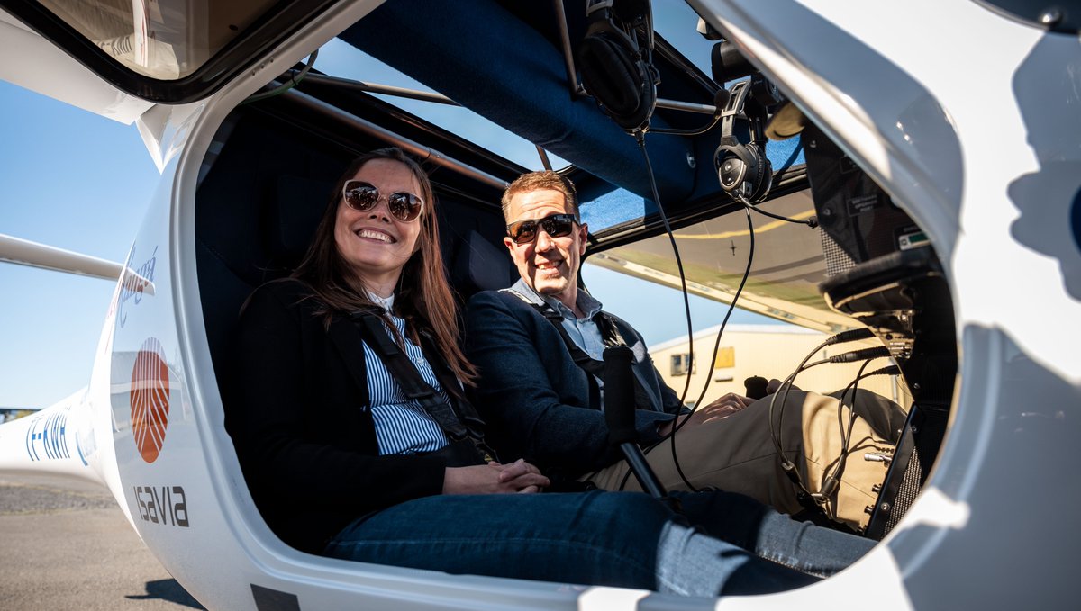 Electric planes? Welcome to the future of #aviation! This week we participated in a landmark event in Icelandic aviation, when the President of Iceland and the Prime Minister were the first passengers to fly in a 100% electric #airplane. Read more: bit.ly/3R1Zlw8