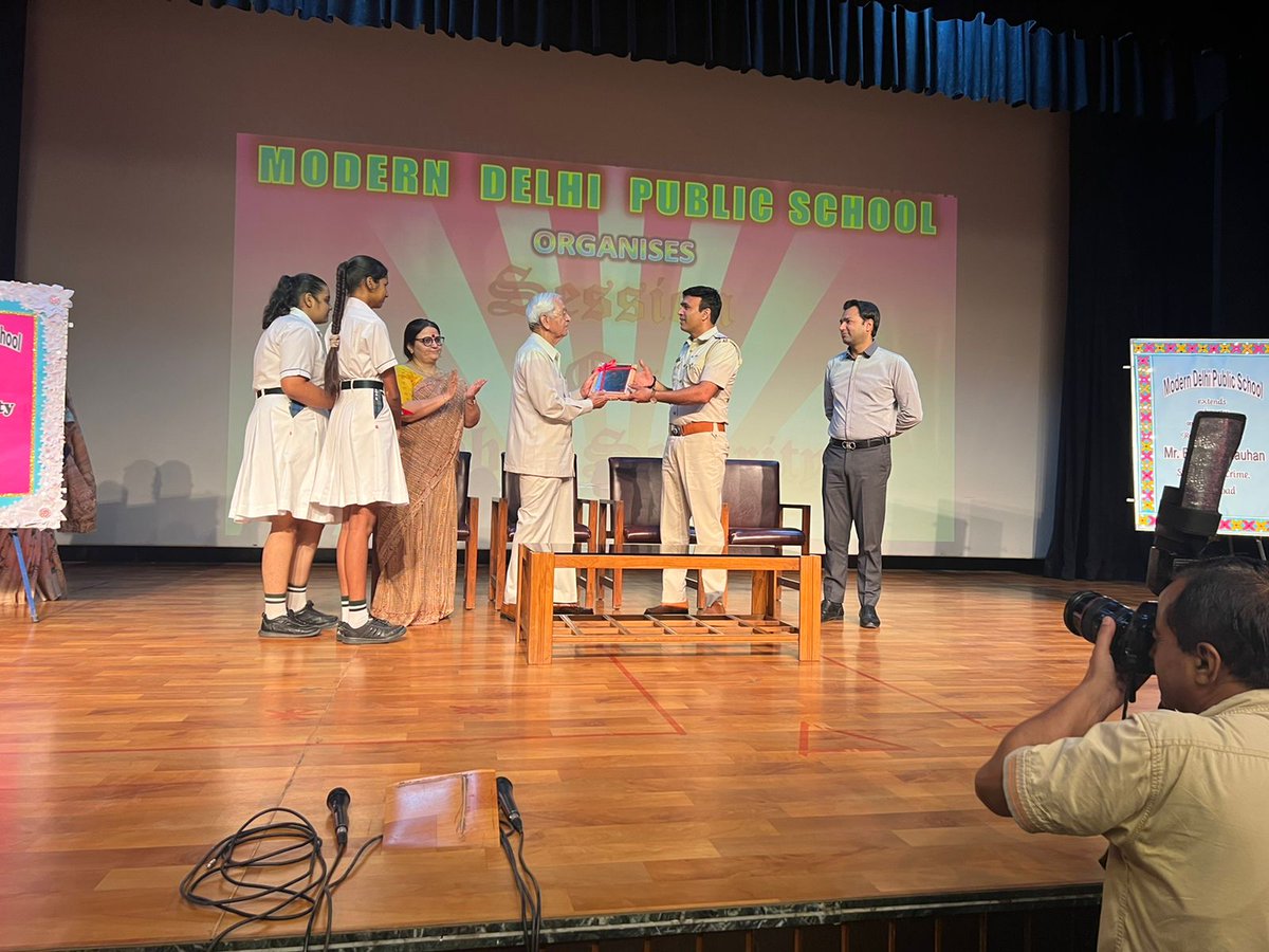 FBDPolice's tweet photo. #Cyber_crime_Awareness_program held at Modern Delhi public #School,Sec 87 #Faridabad
Sho cyber crime PS NIT made awareness on
📌Pornography
📌Cyber Bullying
📌Cyber stalking
📌Cyber Grooming
In case of #cyber_fraud
#Call_1930
#BeCyberSmart
@SCBHaryana
@police_haryana https://t.co/UTbwbo0wf2