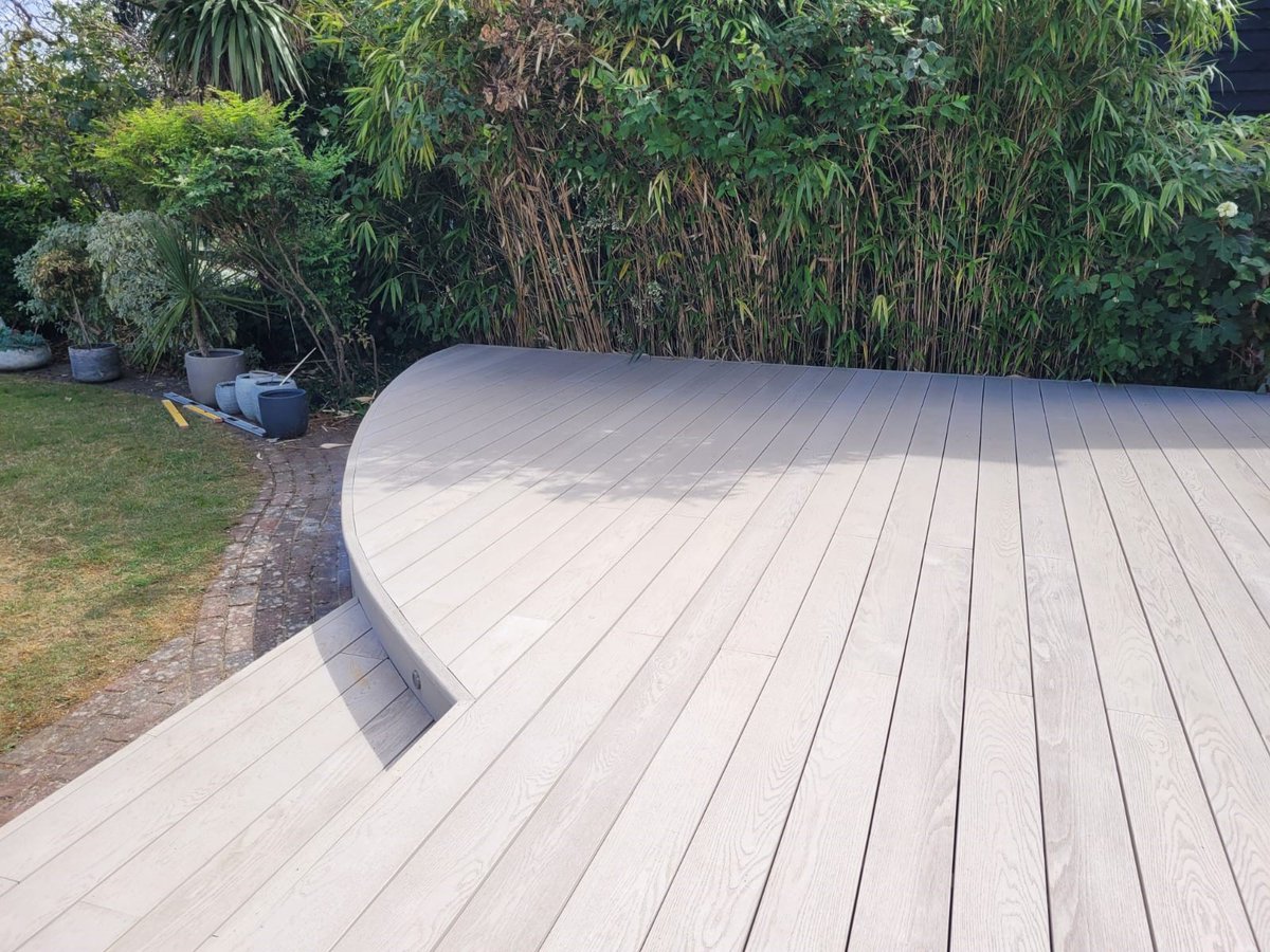 ASLandscapes's tweet photo. We have been working on a lovely project in Shepperton carrying out various works, including clearance, new fencing, planting and now we have laid a very large Millboard decking area with steps. It looks stunning!

Great job by our Matt!
#shepperton #patiodecking #deckingideas https://t.co/m6R0fmGJqN