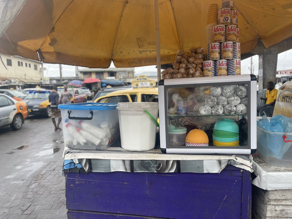iamrjay12's tweet photo. Burkina a Ghanaian local drink and a source of income to most street hawkers suffers low patronage after a blacklash from U.G that it contains a cancer causative agent called aflatoxin. However hawkers disagree with U.G and are challenging their findings @TDzineku @kodwoboateng https://t.co/HYfTFfZP7R